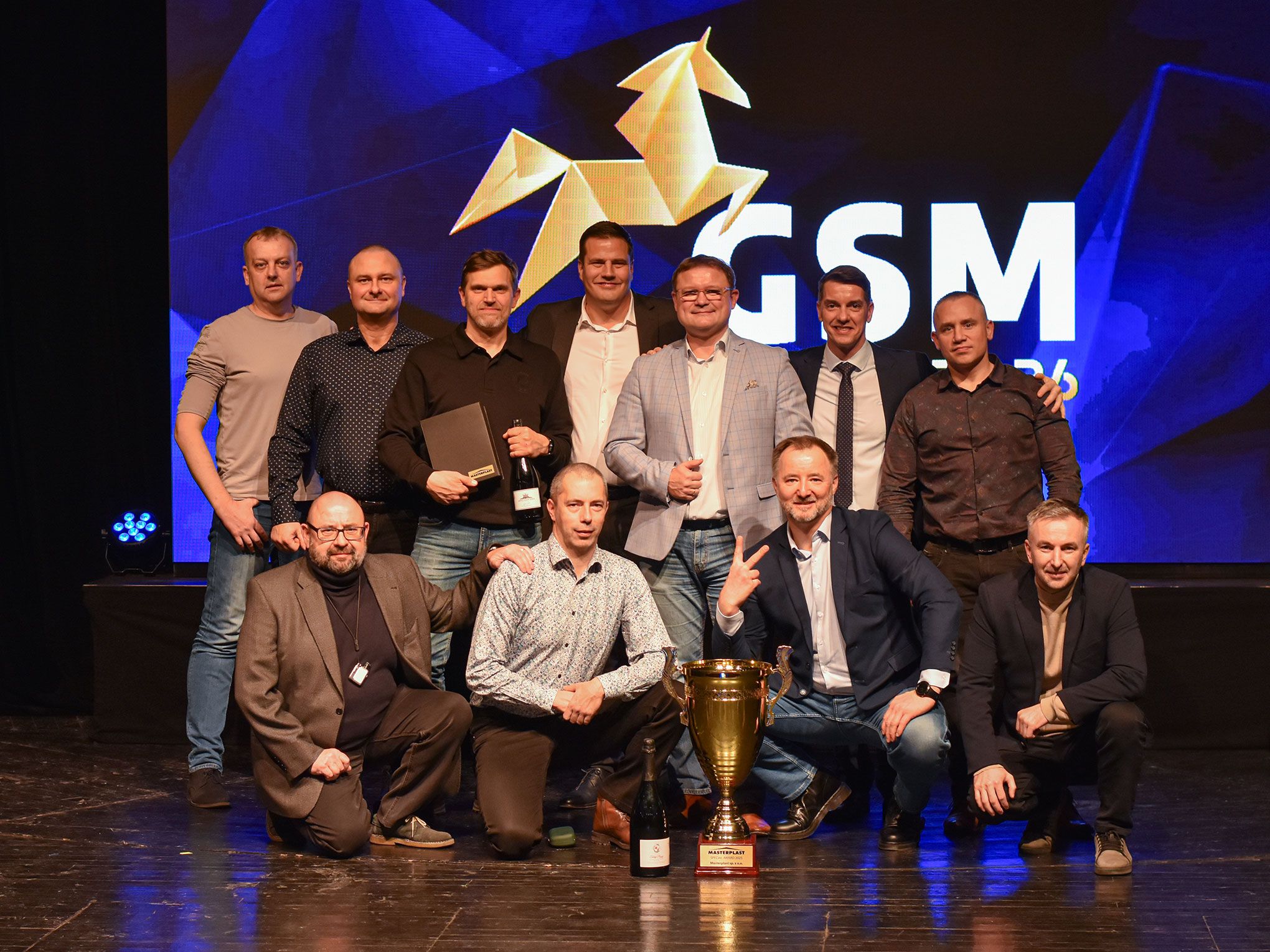 Díjazott csapat serleggel a 2026-os GSM rendezvény színpadán