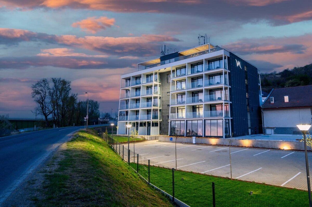 A Mercure Tokaj Center szálloda épülete alkonyatkor